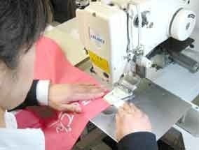 のぼり旗のチチ付け作業
